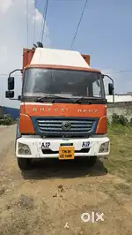 Bharat benz 2523 32 feet container (10 wheels)