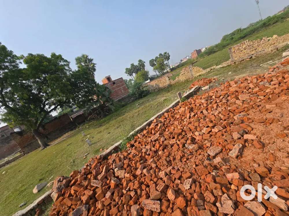 Plots are available  near Tengadamod chauraha.