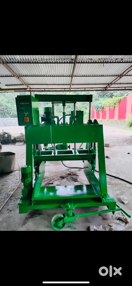 Hollow brick making machine