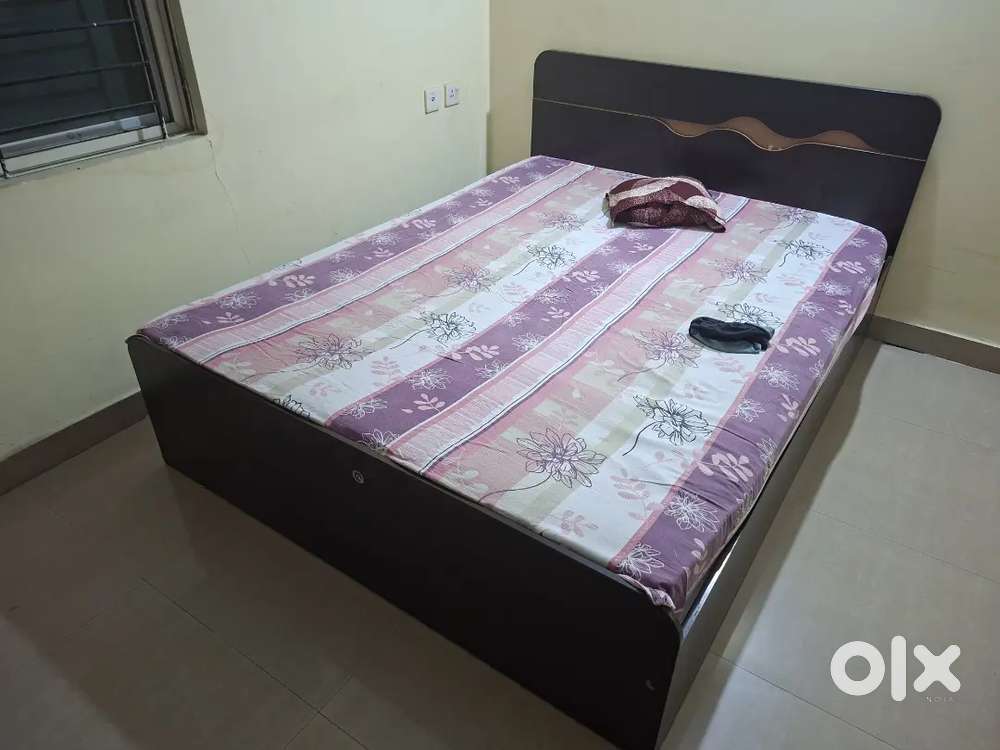 Queen  size bed with matress