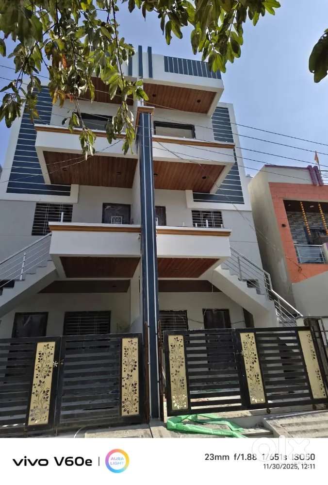 2 किचन 4 बेडरुम 1स्टोरुम 2 हॉल 4  बाथरुम 1  फोर व्हीलर पार्किंग