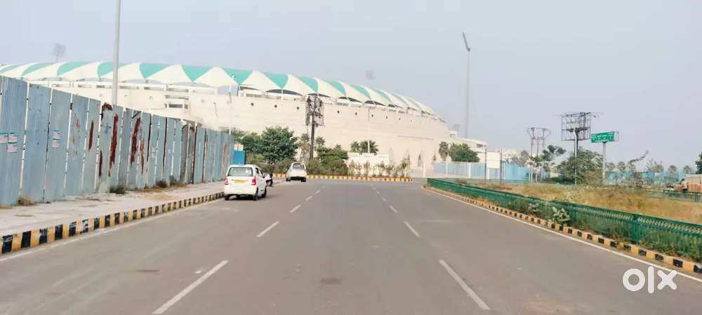 इकाना स्टेडियम गोमती नगर में शालीमार वन वर्ल्ड के पास प्लॉट