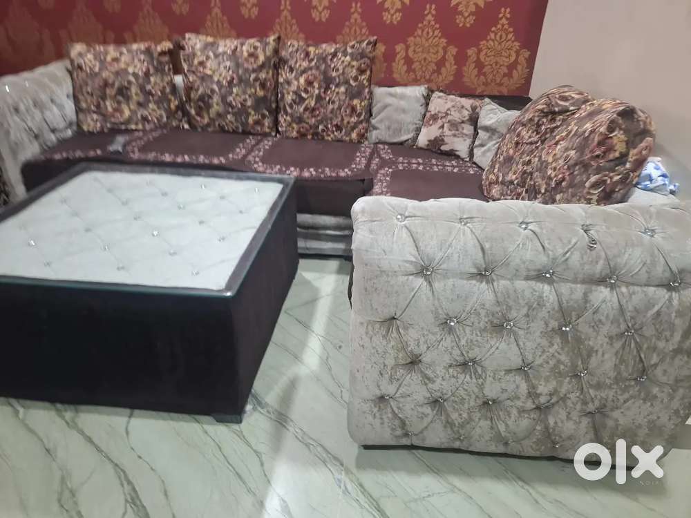 L typ sofa with center table...