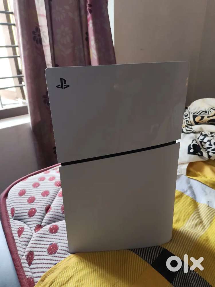 PS5 DISC VERSION WITH 2 CONTROLLERS