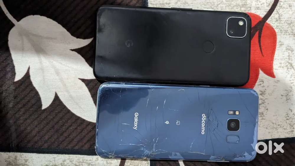 Ek pixal4a 6/128  hai uski display kharab hai bass or sab ok  2500 l