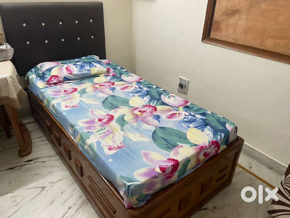 Diwan with storage alongh with matress