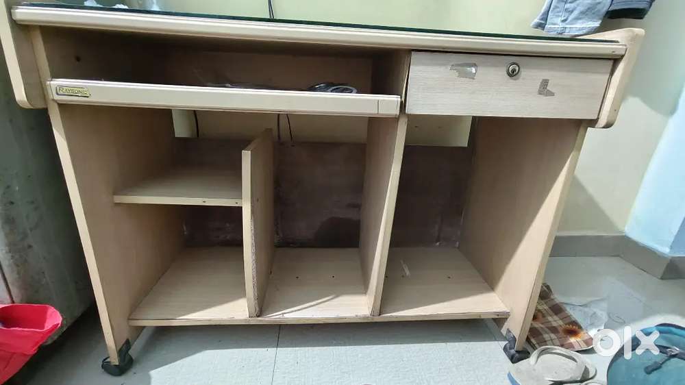 I am selling a Computer table