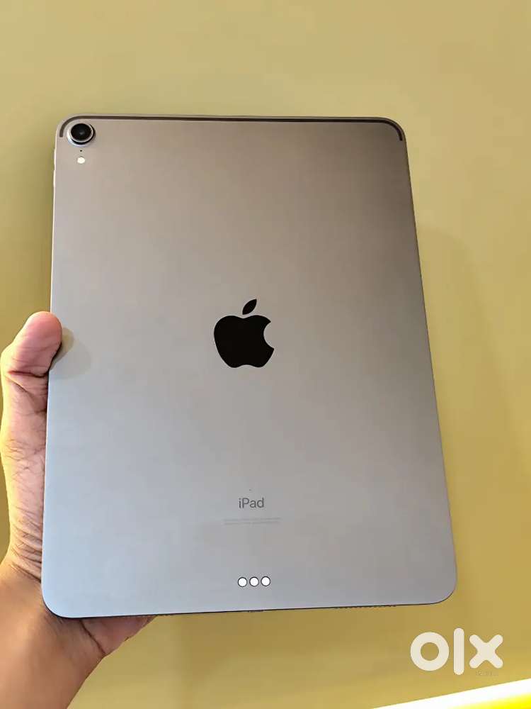 Ipad pro 11 inch 1st gen 64 gb like new