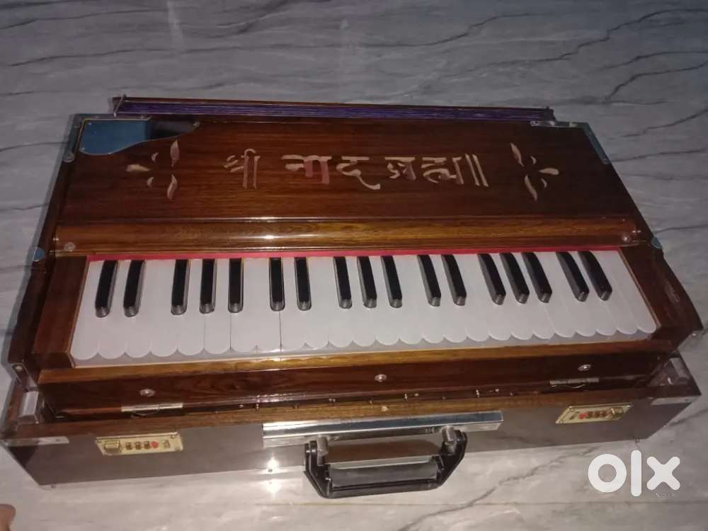 Three reed harmonium