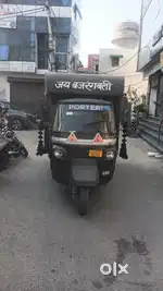 Three wheeler loading auto