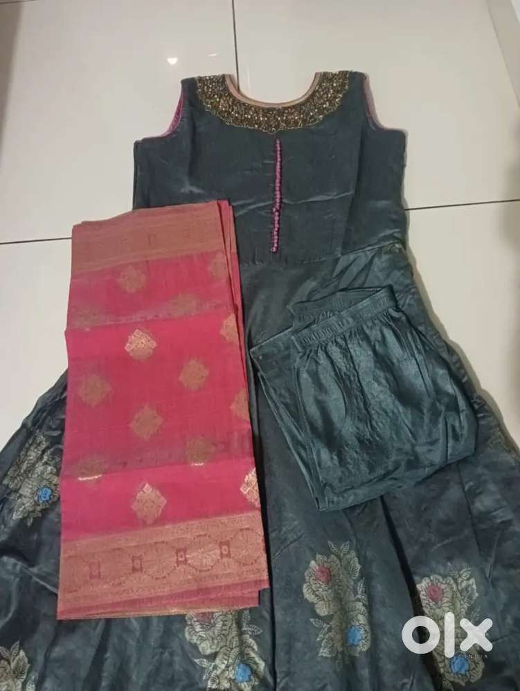 One pic grey with pink