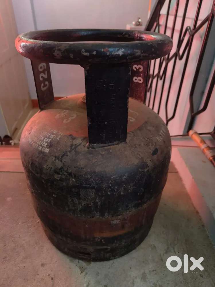 Medium Gas Cylinder with pipe and regulator
