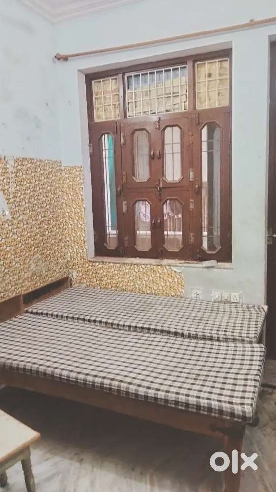 1 room available for boys 2 boys, 2 bed hai balcony haii fan hai