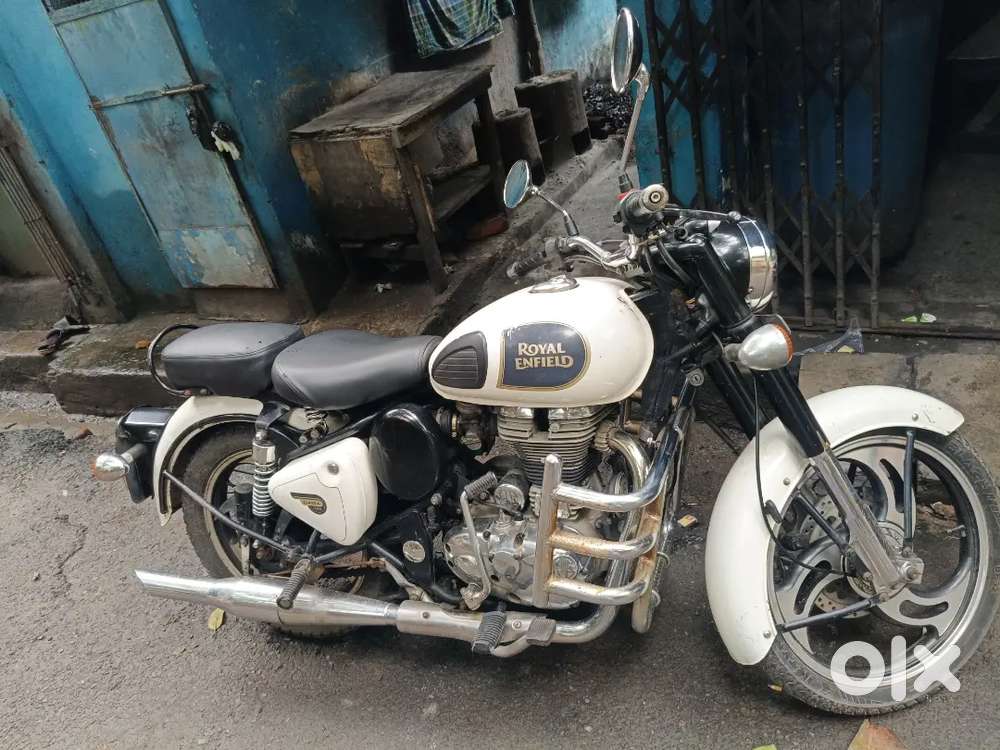 Royal Enfield classic 350 white good condition check drive and buy