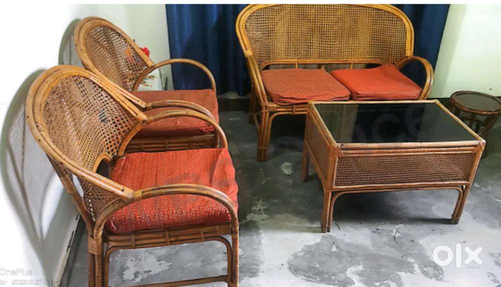 Beautiful 4 seater cane sofa in good condition (4500 Fix price)