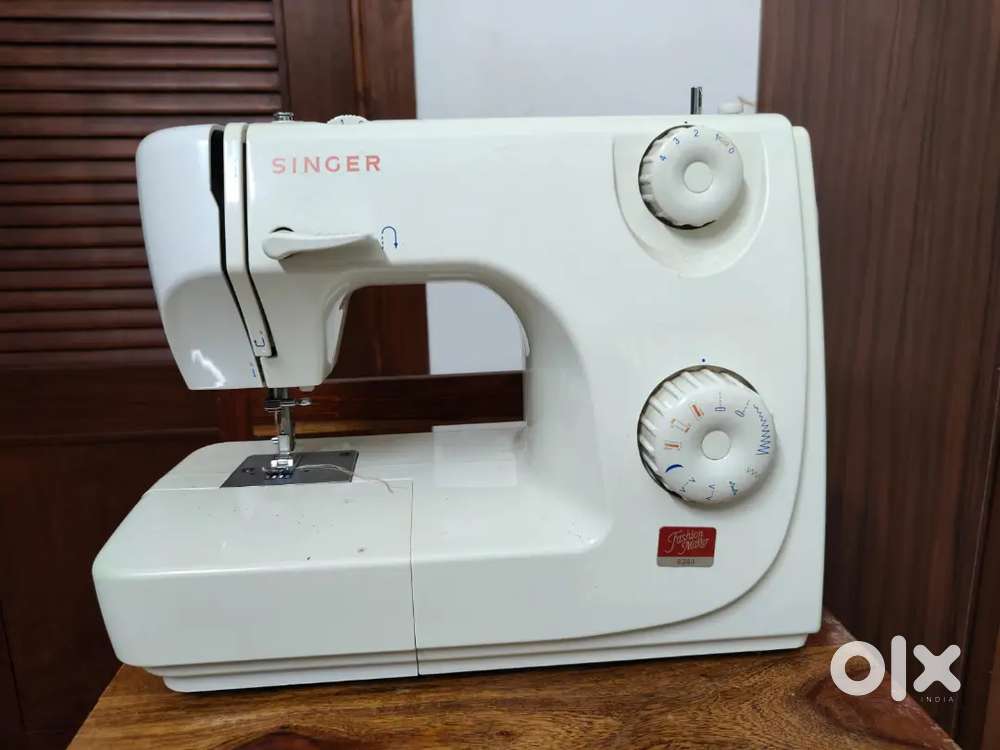 Sparingly used  singer fashion maker  8280 sewing machine for sale