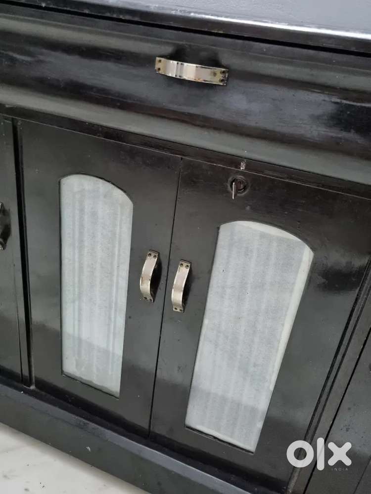 Selling waist size cupboard