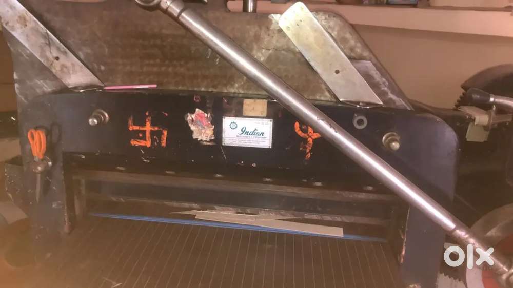 Paper cutting machine