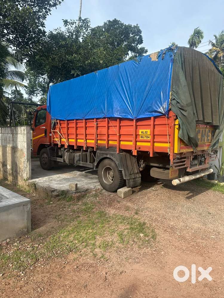 Medium goods Vechile sales man come driver