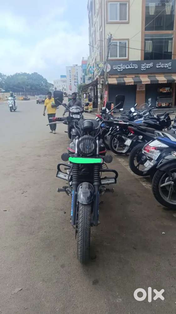 Bajaj Avenger street 220