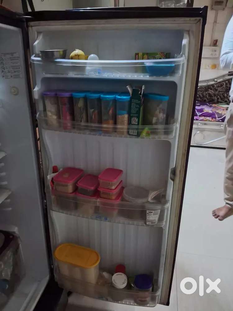 Videocon 190 liter dark maroon