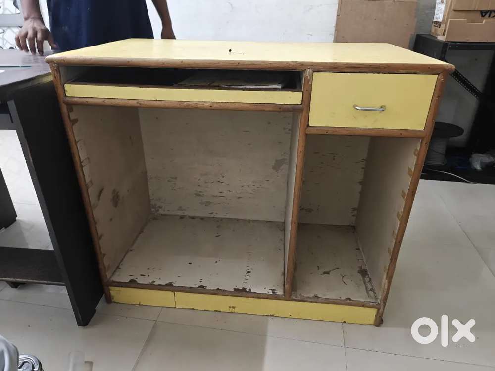 Singal computer desk (wooden)