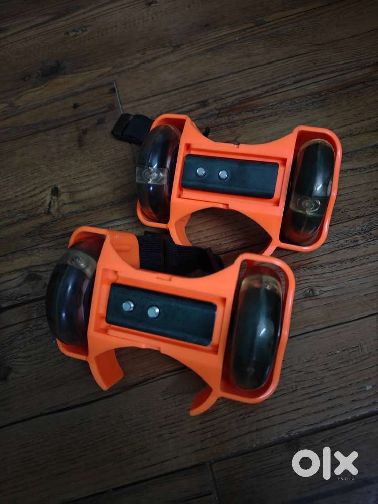LED FLASHING KIDS SKATES
