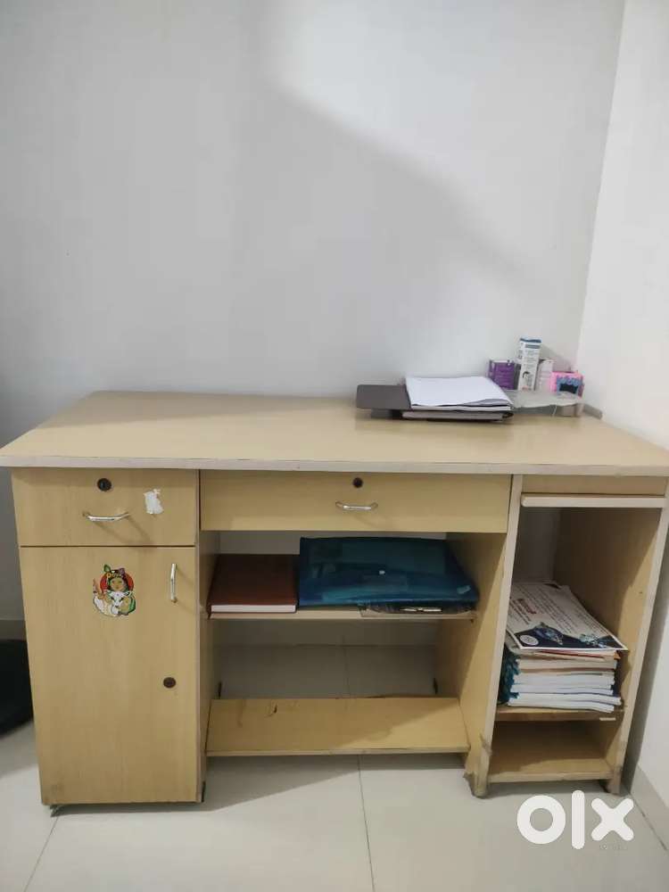 Computer table