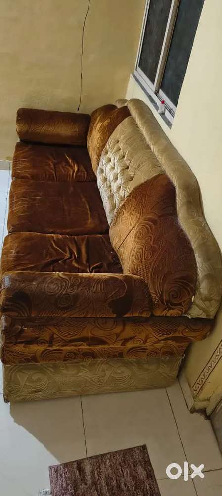 Classic 5-Seater Sofa – Sturdy & Spacious