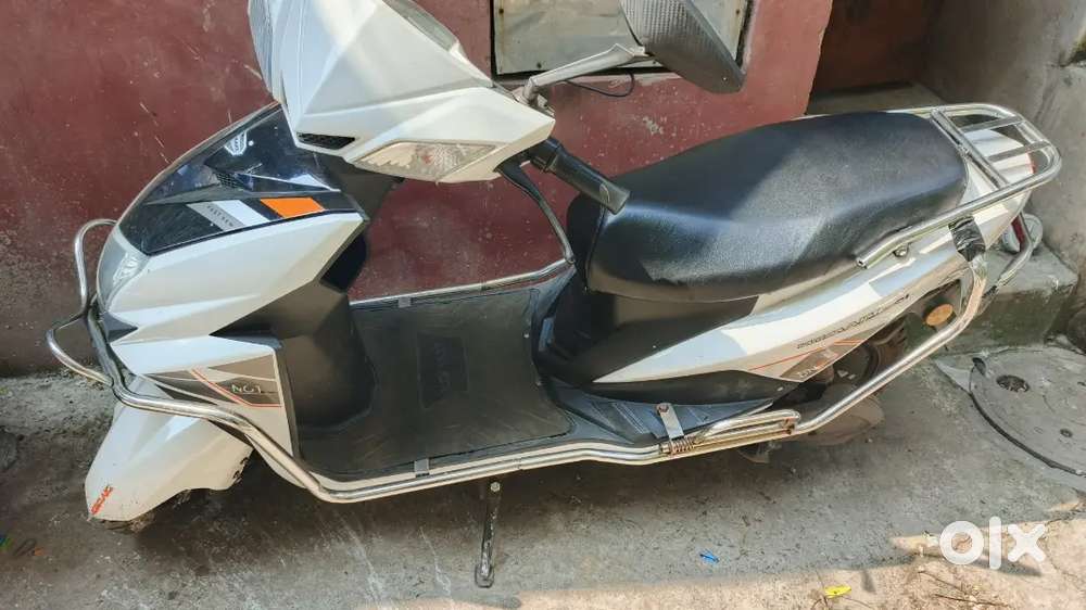 Komaki electric scooter white