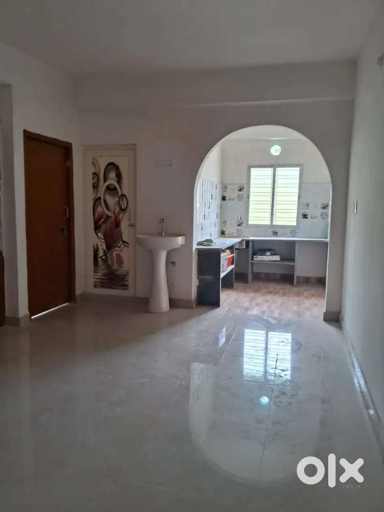 You will get 3 BHK ready to move flat in Naihati at low price