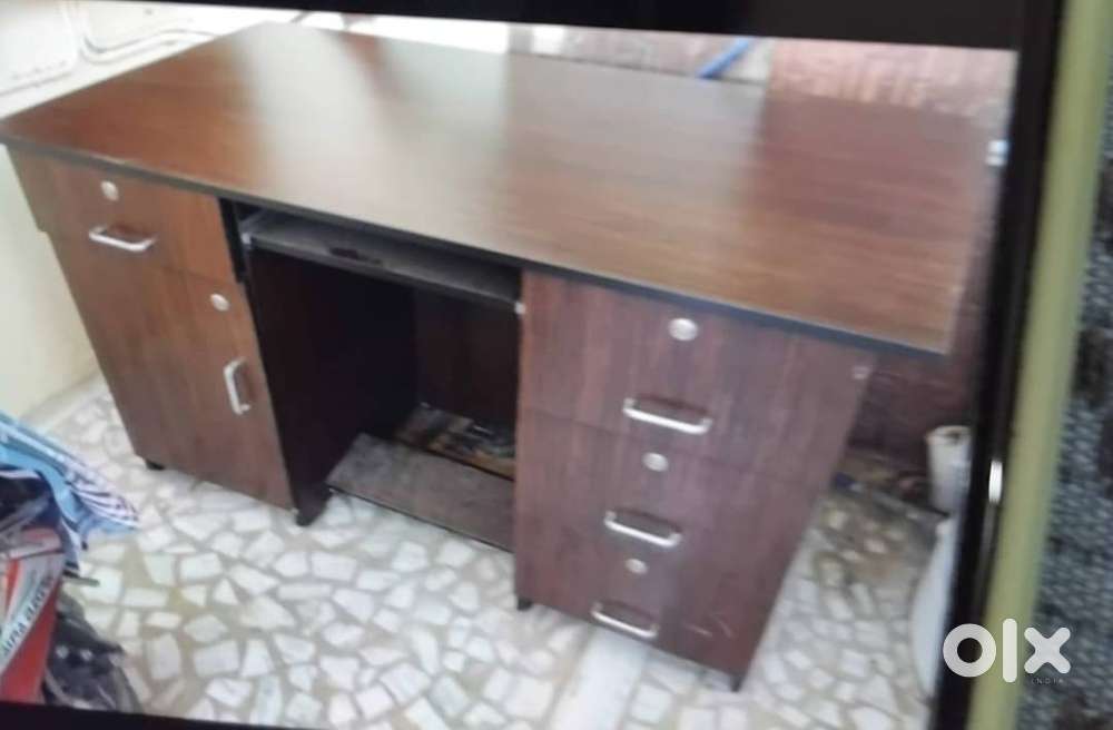 PROFESSIONAL OFFICE COMPUTER TABLE WITH GLASS SHIELD