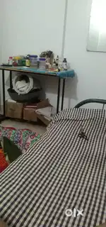 टेबल और सिंगल लोखंडी खाट