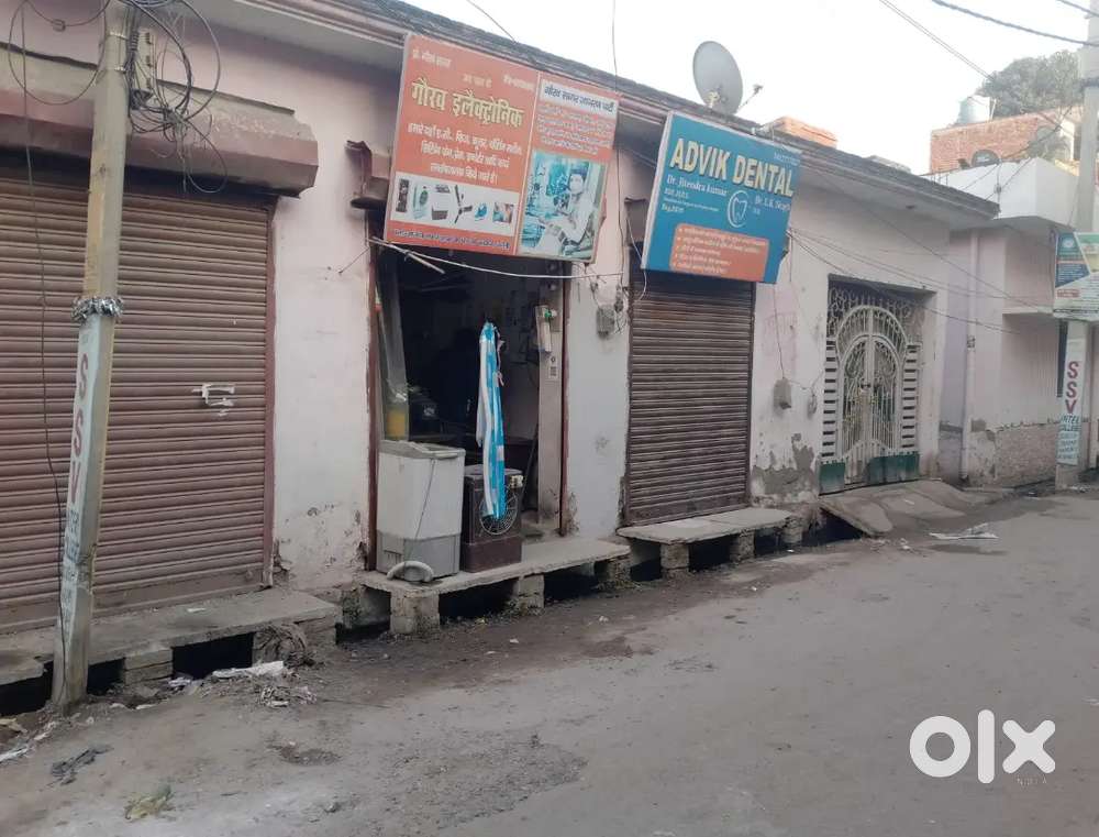 आगे का बना हुआ है पीछे का हिस्सा खाली है ।