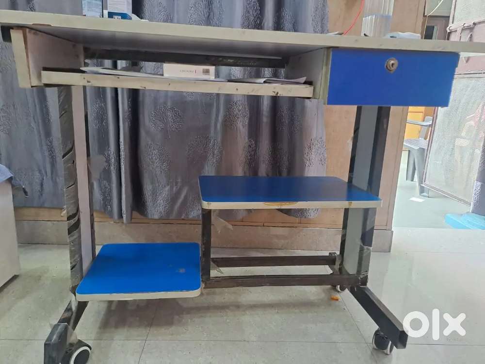 Computer table