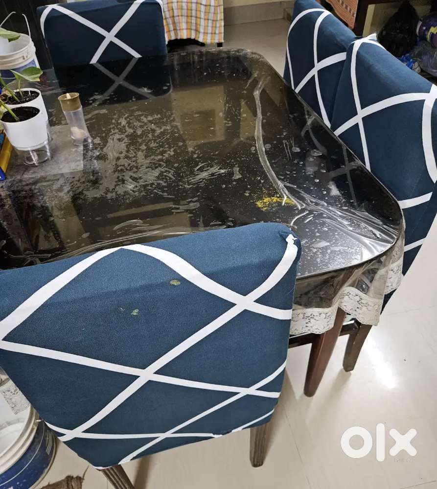4 seater dinning table with glass top for sell