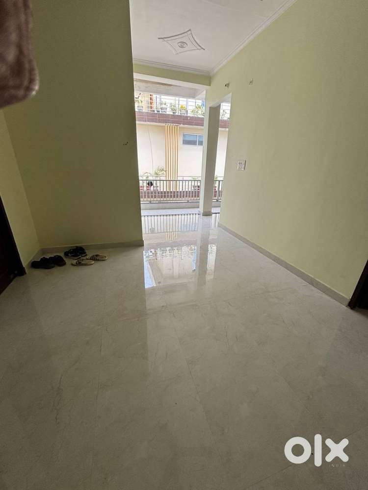 room available for girls near transportnagar amausi