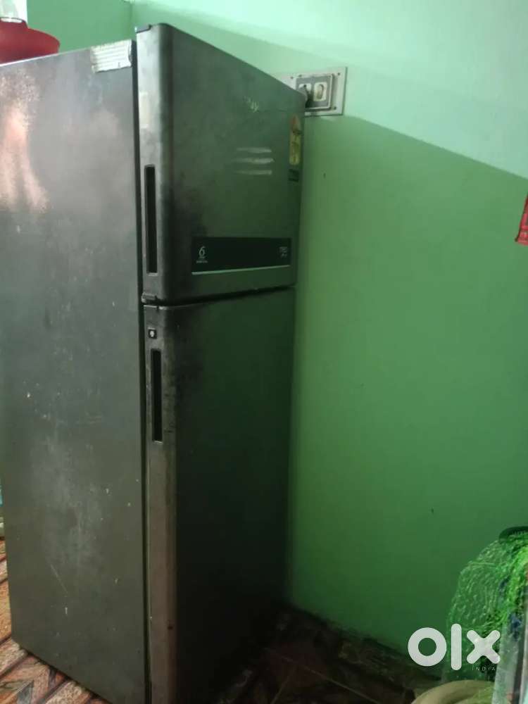 Whirlpool 265 lit double door fridge good working condition