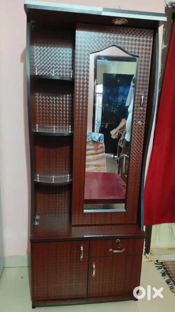 Dressing table very less used recently buyed
