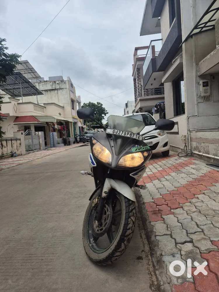 Yamaha R15 one handed driven and without accidental