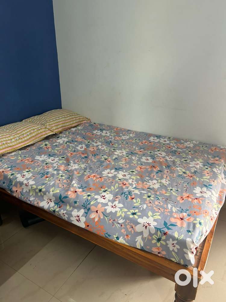 6x4 Double bed with Mattress & Pillows - in good condition