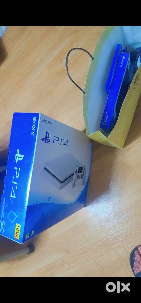 &gt; Sony PS4 white color made in (South Korea )oiginal Controllers