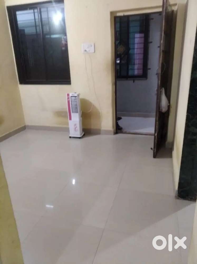 1 bhk room hai . Girls female ke liye sirf. Fan light sab laga hua