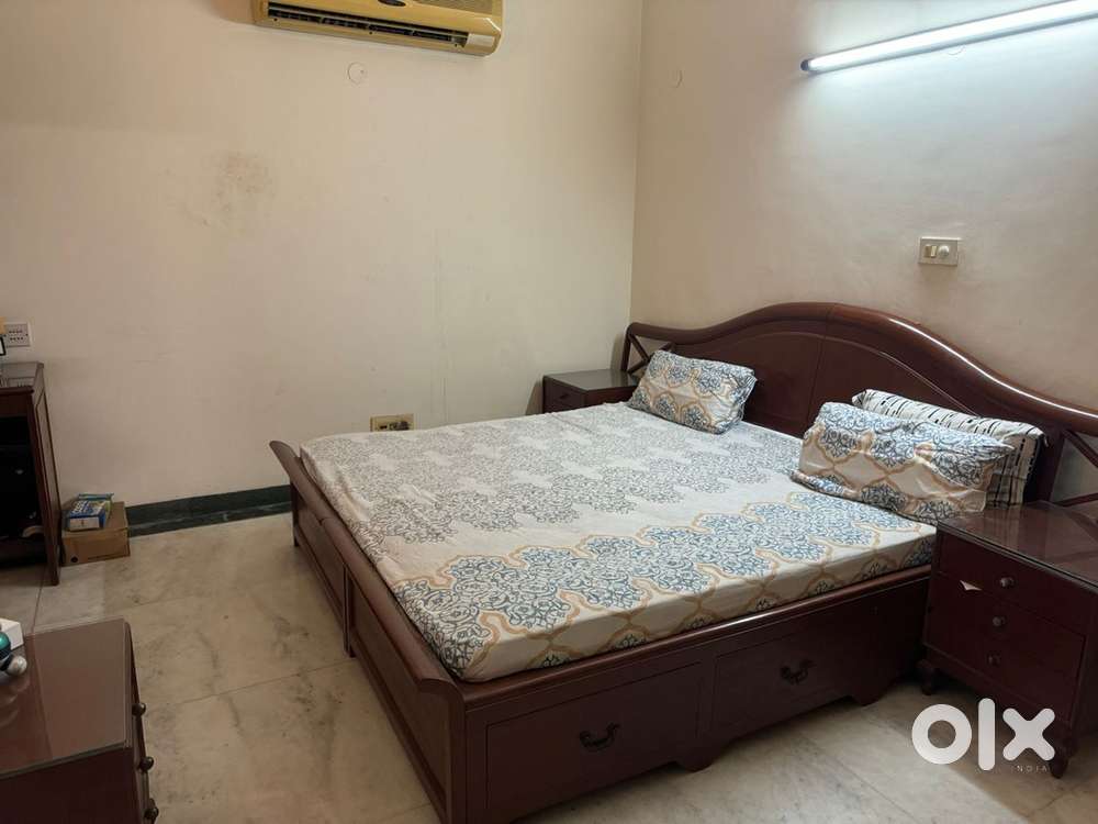 Bed with 3 side tables and mattress