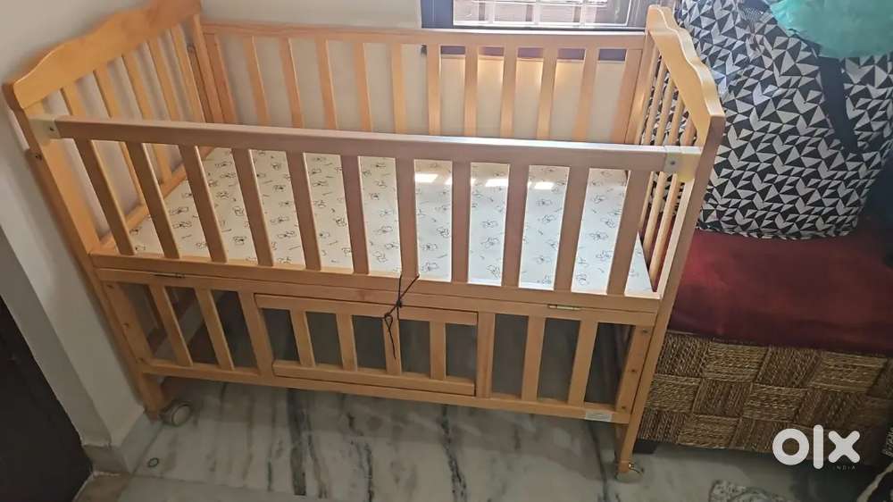 Baby hug Montana Wooden Cot Cum Rocker with Mosquito Net