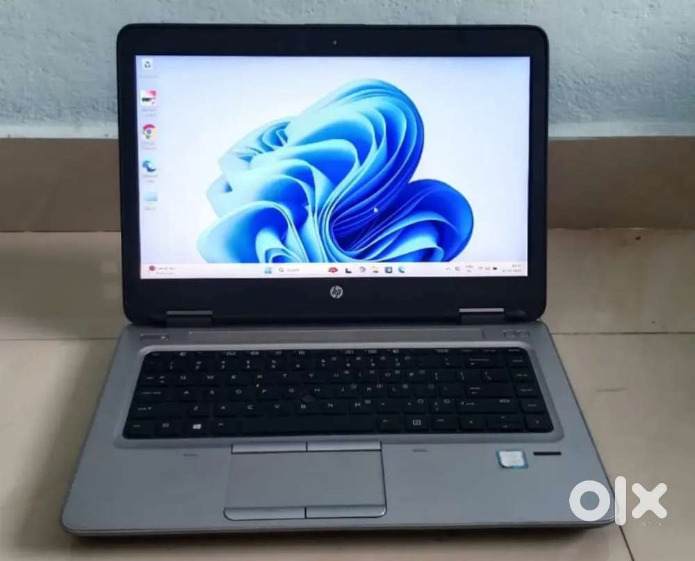 Hp laptop 
I5 7nth
8gb ram
256gb ssd
14: display 
Wifi
Cam
Adapter