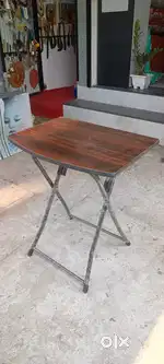Folding table