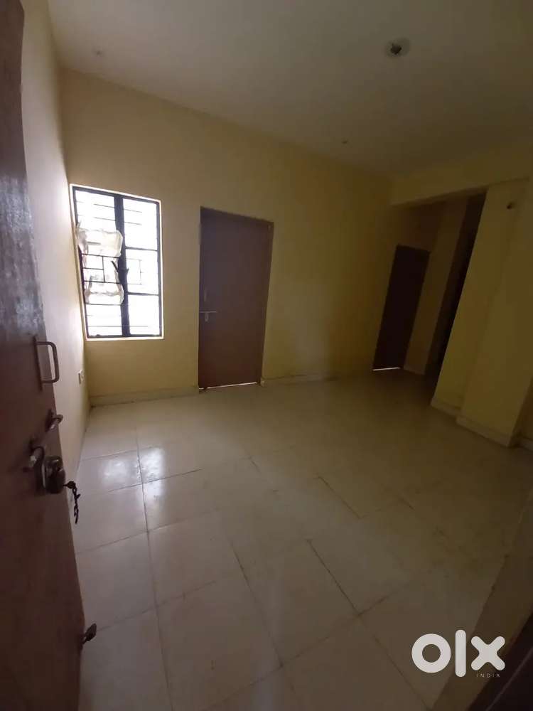 2BHK FLAT,,1st floor,, 2 lift ,, arjnt sell