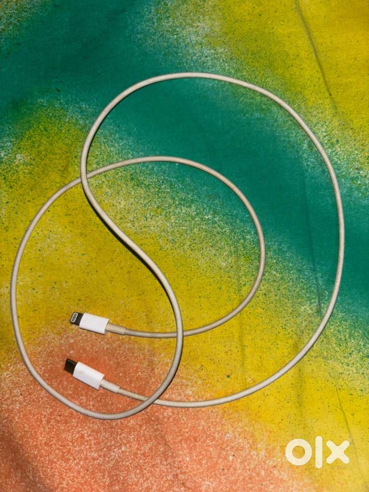 APPLE LIGHTNING CABLE