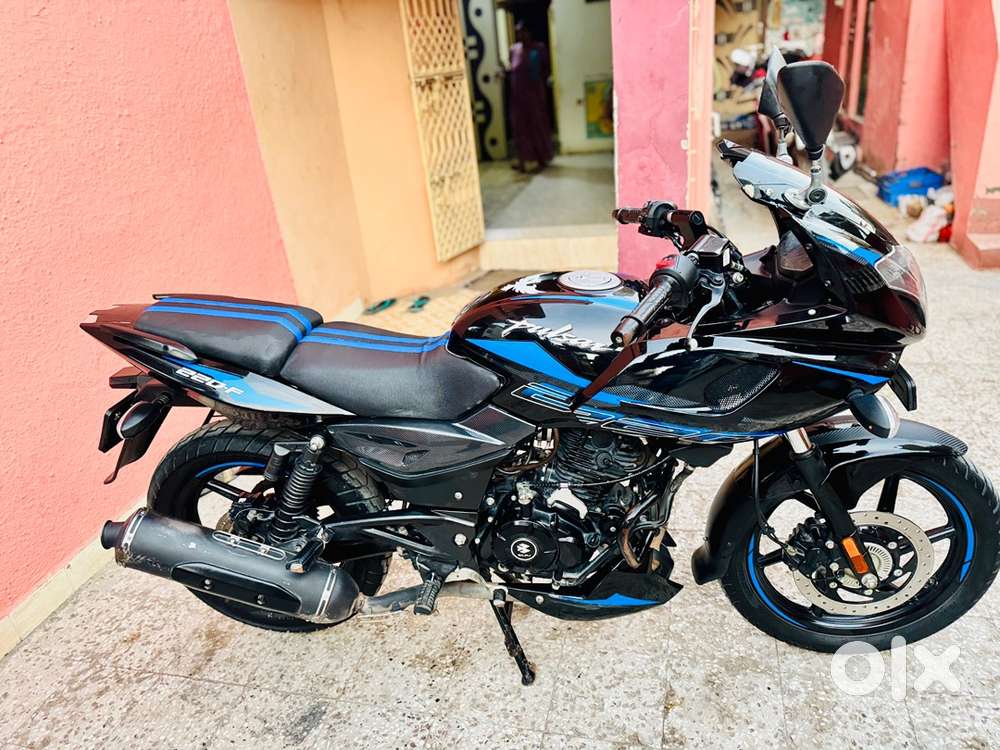 BAJAJ PULSAR 220 CC NEW BLACK N EDITION NEW VERSION MODEL 1 ST OWNER
